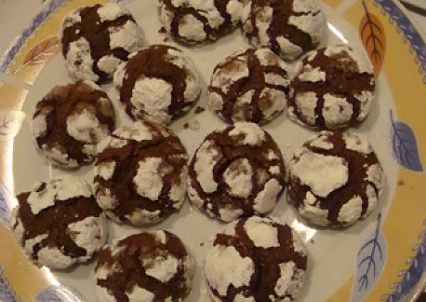 Fotografia przedstawiająca popękane ciasteczka czekoladowe chocolate crinkles