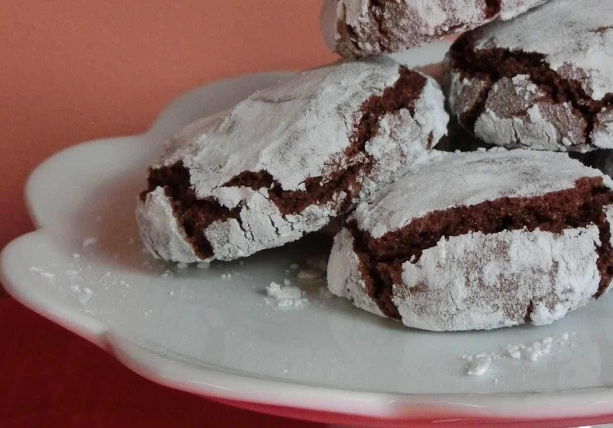 Popękane ciasteczka czekoladowe z cynamonem foto