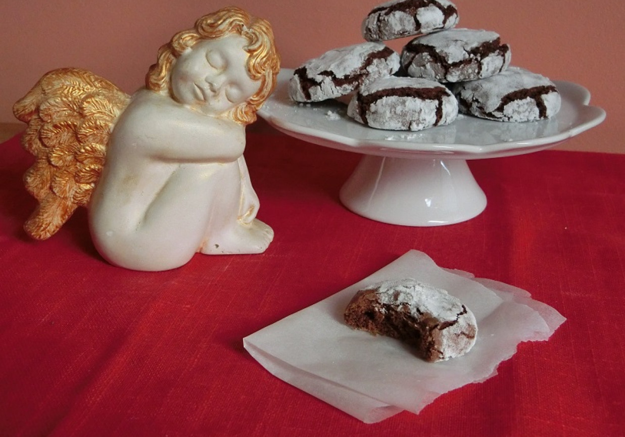 Popękane ciasteczka czekoladowe z cynamonem foto