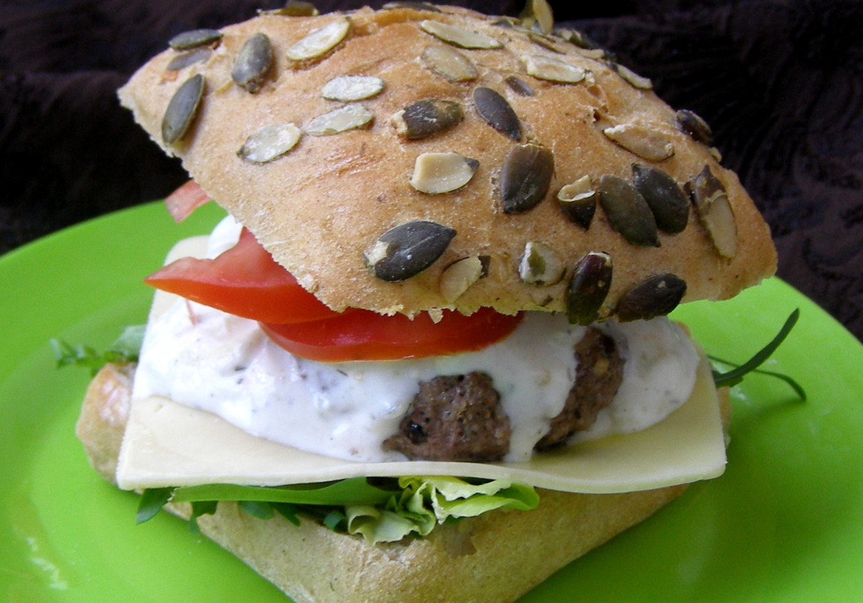 pora na domowego hamburgera z sosem czosnkowym jogurtowym i rukolą w bułce dyniowej... foto