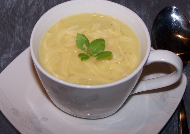Fotografia przedstawiająca Pora na pora , czyli zupa krem z dodatkiem żółtego sera:)