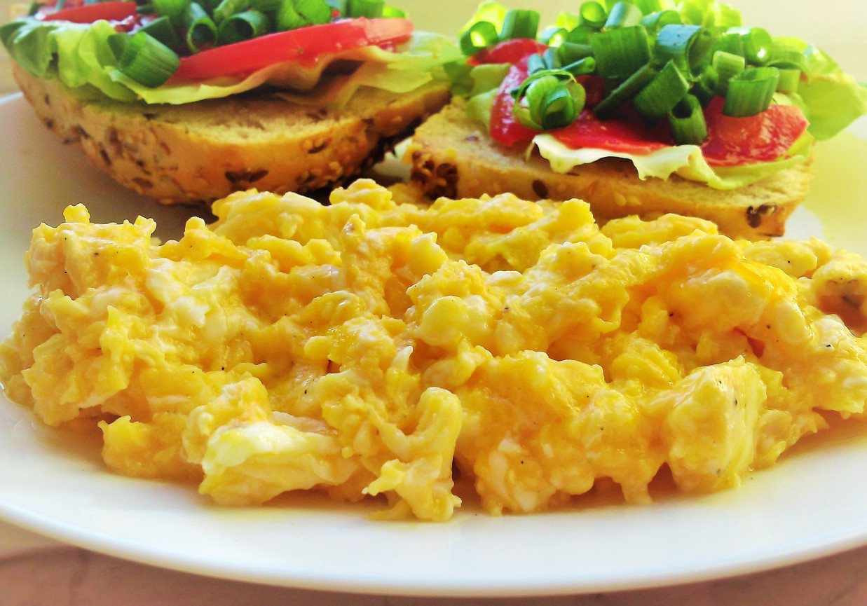 Poranna jajecznica z serem i sokiem marchwiowym foto