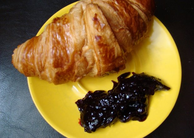 Fotografia przedstawiająca Poranne rozpieszczanie, czyli domowa konfitura porzeczkowa z croissantem