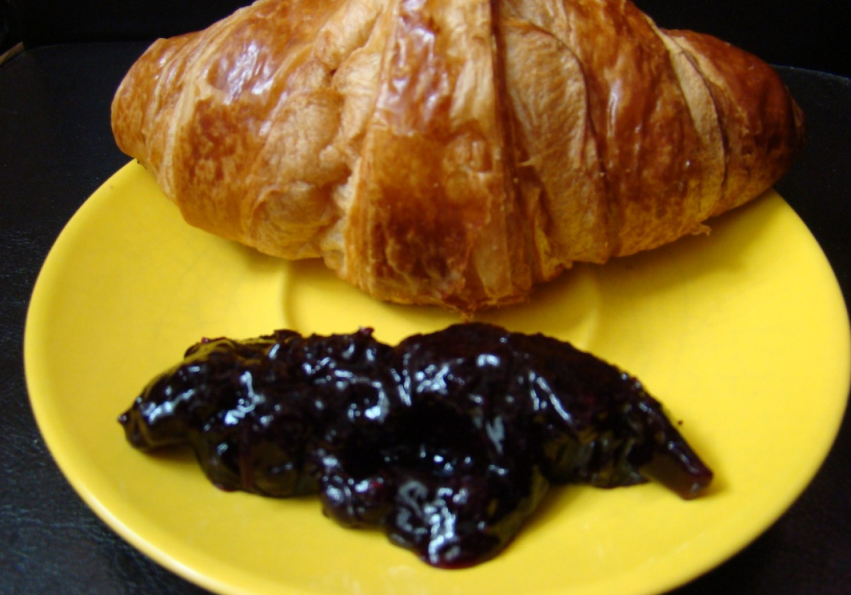Poranne rozpieszczanie, czyli domowa konfitura porzeczkowa z croissantem foto