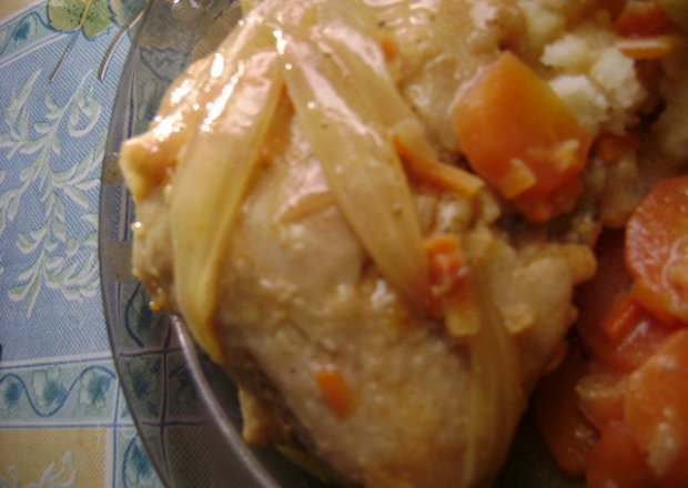 Fotografia przedstawiająca Porcje kurczaka duszone w warzywach