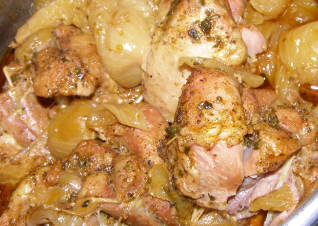 Fotografia przedstawiająca porcje kurczakowe z cebulą duszone...