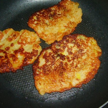 Krok 3 - porowo ziemniaczane placki pikantne..... foto