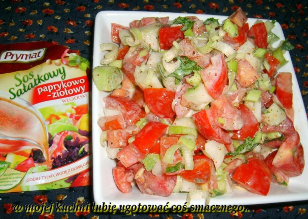 Fotografia przedstawiająca pory,ogórki,pomidory w sosie sałatkowym węgierskim Prymat...