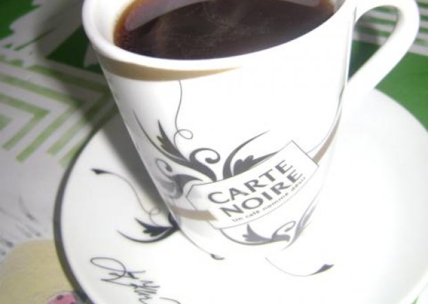 Fotografia przedstawiająca porzeczkowo-imbirowa kawa