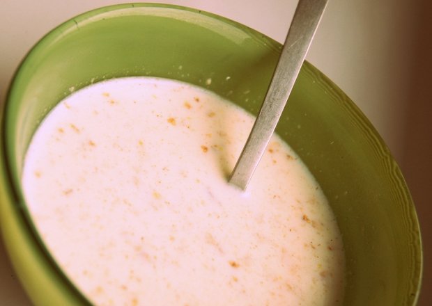 Fotografia przedstawiająca poświąteczna zupa mleczna z płatkami owsianymi