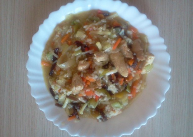 Fotografia przedstawiająca Potrawa chińska z ryżem i kurczakiem