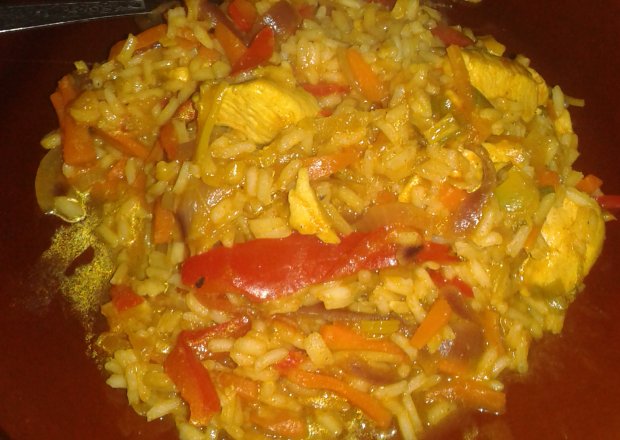 Fotografia przedstawiająca Potrawka Chińska z ryżem i kurczakiem