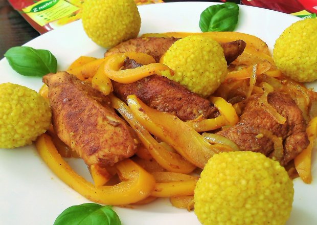 Fotografia przedstawiająca Potrawka curry z indykiem, warzywami i kuleczkami jaglanymi