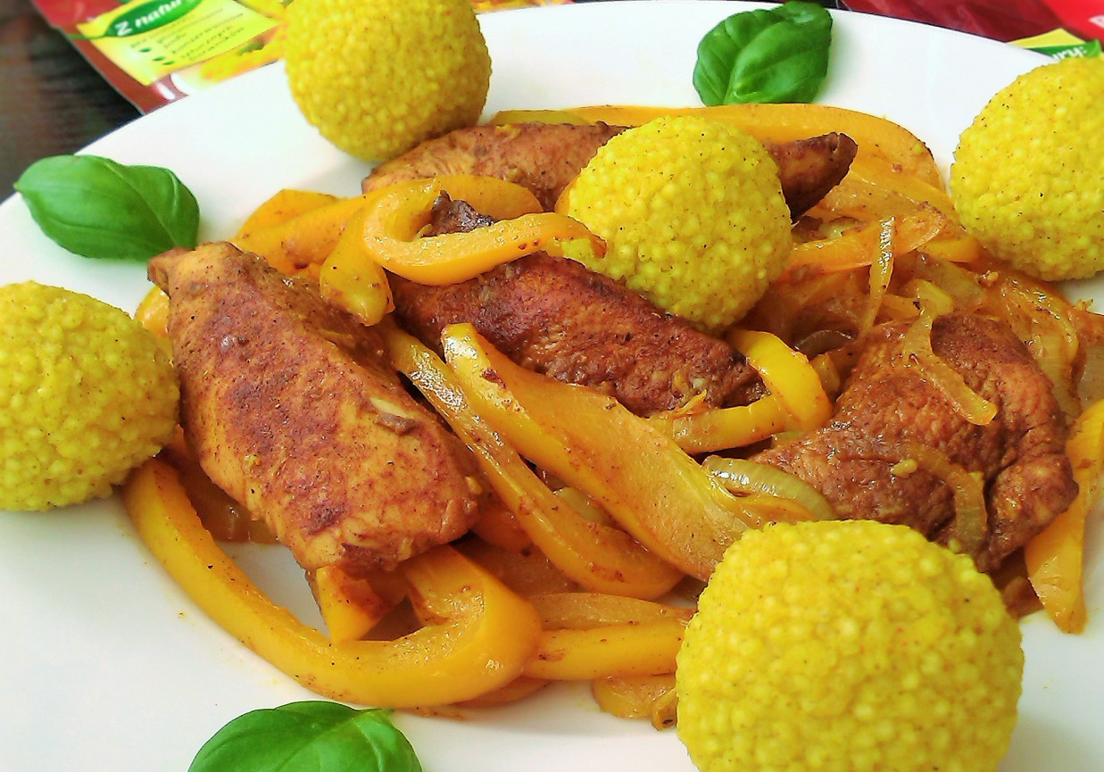 Potrawka curry z indykiem, warzywami i kuleczkami jaglanymi foto