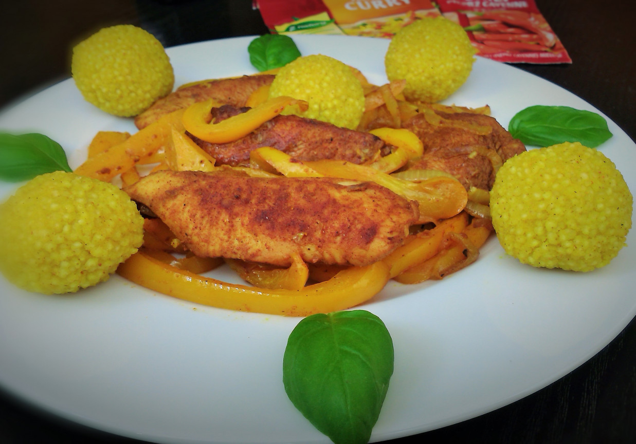 Potrawka curry z indykiem, warzywami i kuleczkami jaglanymi foto