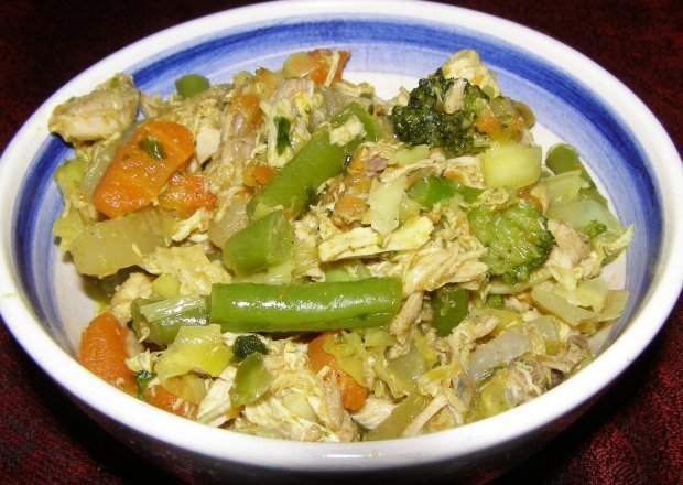 Fotografia przedstawiająca potrawka curry z rosołowego kurczaka z warzywami...