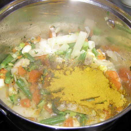 Krok 2 - potrawka curry z rosołowego kurczaka z warzywami... foto