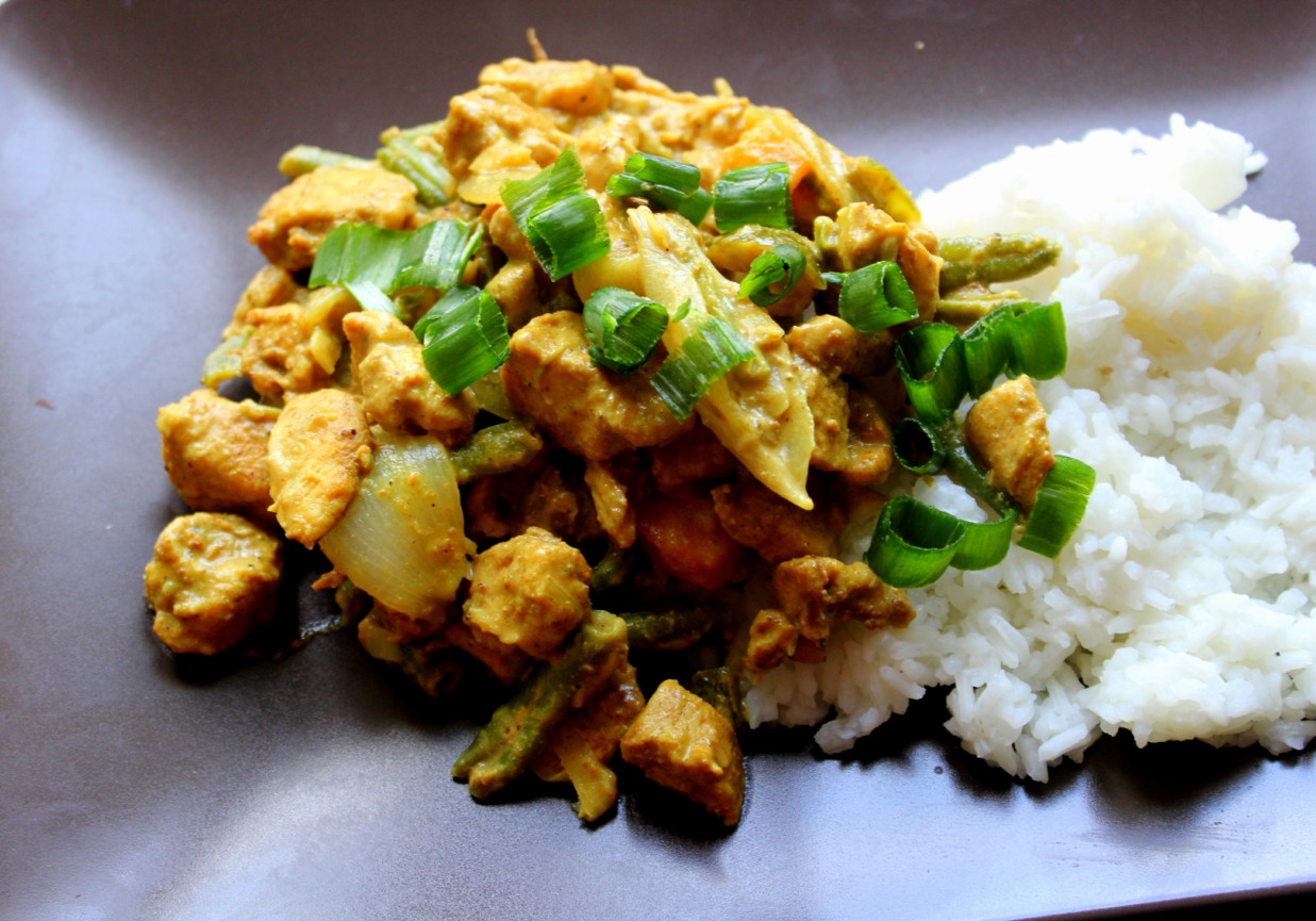 Potrawka kurczak curry z fasolą w mleczku kokosowym foto
