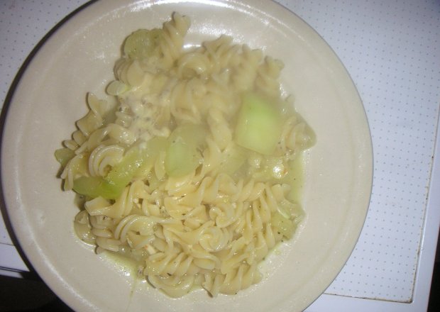 Fotografia przedstawiająca Potrawka makaronowa z cukinią i serem