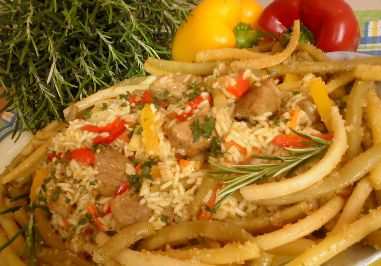 Potrawka mięsna z ryżem i warzywami foto