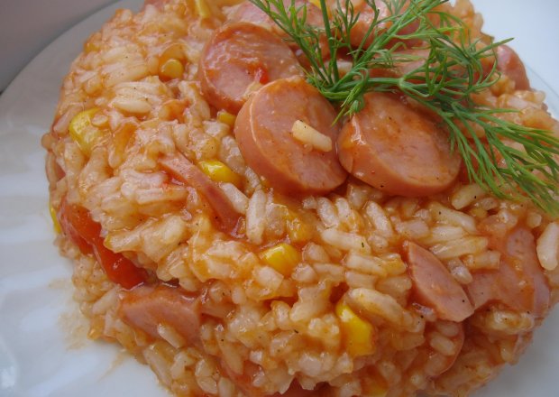 Fotografia przedstawiająca Potrawka ryżowa z parówkami
