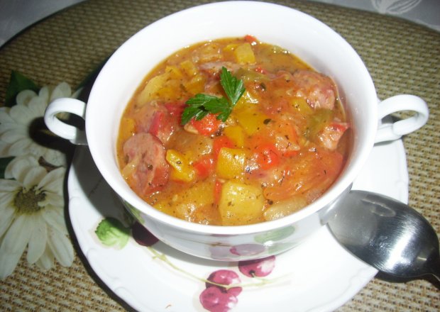 Fotografia przedstawiająca Potrawka warzywna z kiełbasą