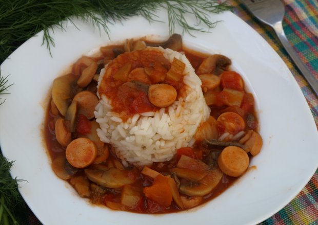 Fotografia przedstawiająca Potrawka warzywna z parówkami i ryżem