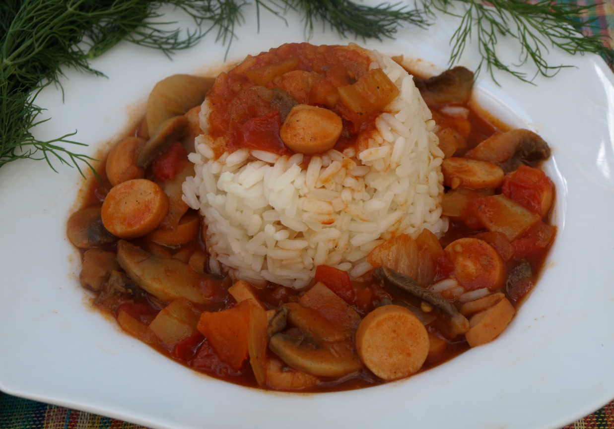 Potrawka warzywna z parówkami i ryżem foto