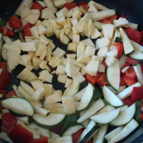 Krok 4 - Potrawka warzywna z pomidorem i jabłkiem  foto