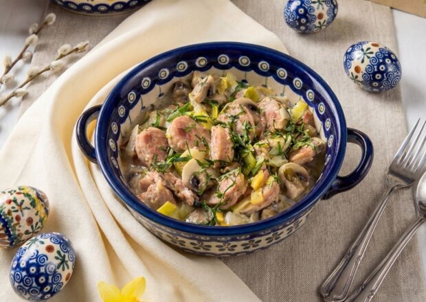 Fotografia przedstawiająca Potrawka z białej kiełbasy z pieczarkami i chrzanem