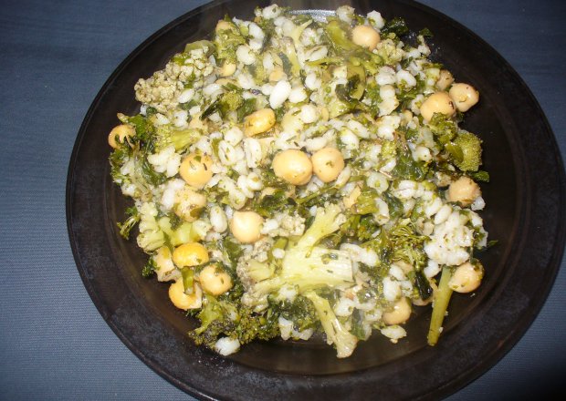 Fotografia przedstawiająca Potrawka z ciecierzycą i brokułem