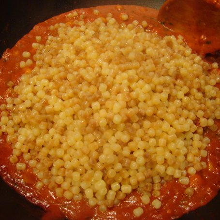 Krok 10 - Potrawka z cieciorki w sosie pomidorowym z makaronem tarhonya foto