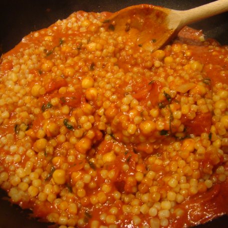 Krok 11 - Potrawka z cieciorki w sosie pomidorowym z makaronem tarhonya foto