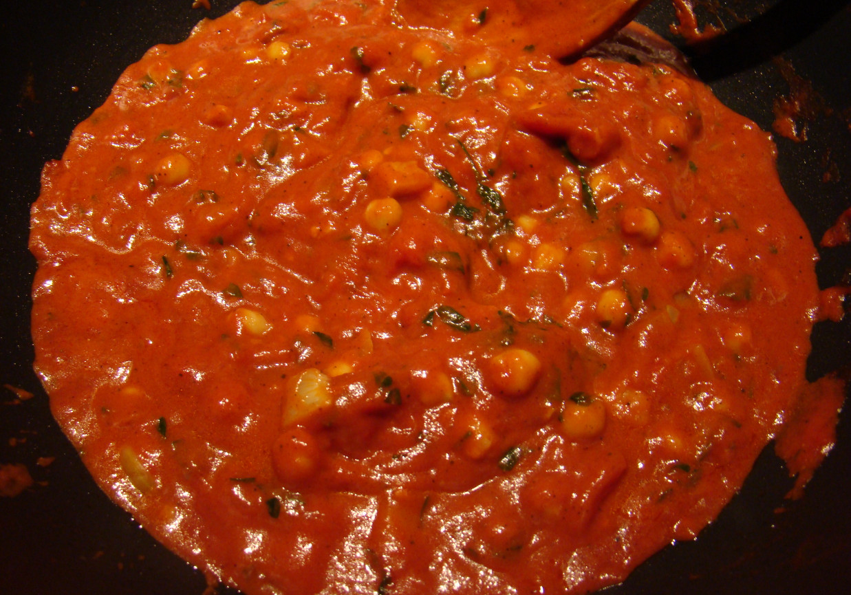 Potrawka z cieciorki w sosie pomidorowym z makaronem tarhonya foto