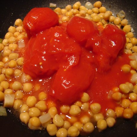 Krok 3 - Potrawka z cieciorki w sosie pomidorowym z makaronem tarhonya foto