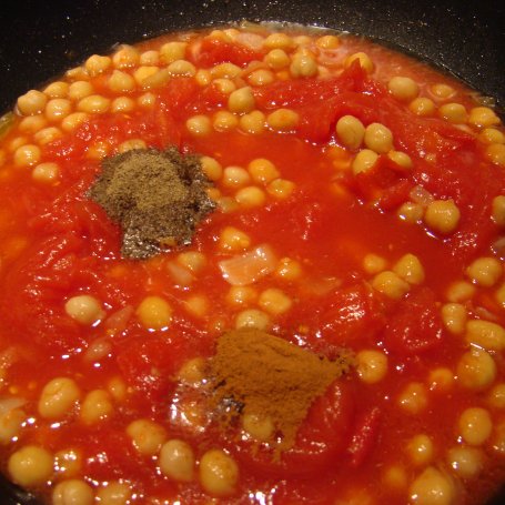 Krok 4 - Potrawka z cieciorki w sosie pomidorowym z makaronem tarhonya foto