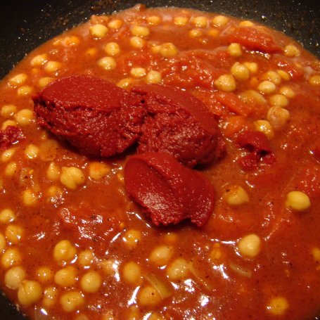 Krok 5 - Potrawka z cieciorki w sosie pomidorowym z makaronem tarhonya foto