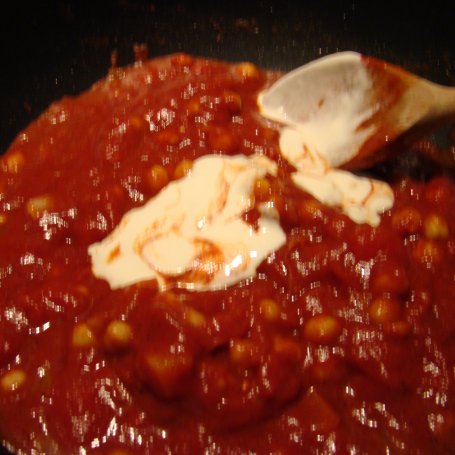 Krok 6 - Potrawka z cieciorki w sosie pomidorowym z makaronem tarhonya foto