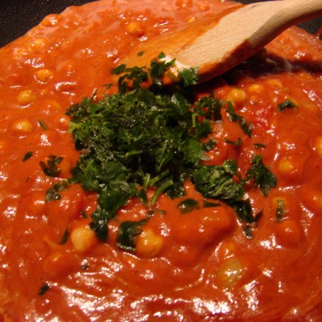 Krok 7 - Potrawka z cieciorki w sosie pomidorowym z makaronem tarhonya foto