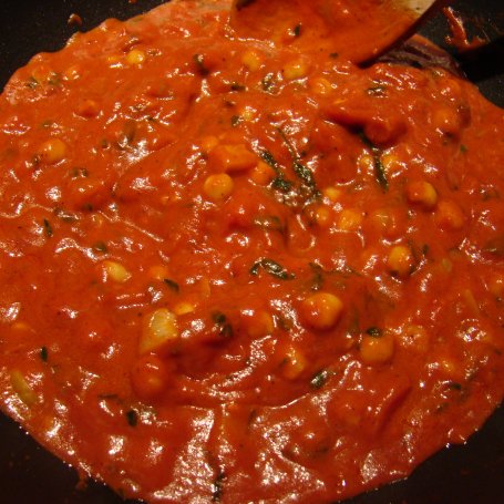 Krok 9 - Potrawka z cieciorki w sosie pomidorowym z makaronem tarhonya foto