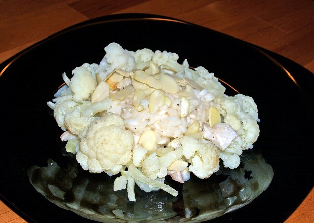 Fotografia przedstawiająca potrawka z dorsza z ryżem fenkułem i kalafiorem