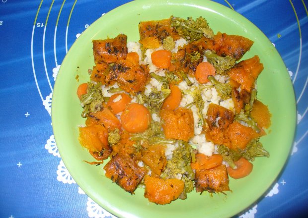 Fotografia przedstawiająca Potrawka  z dynią ,kaszą kuskus , brokułem i marchewką