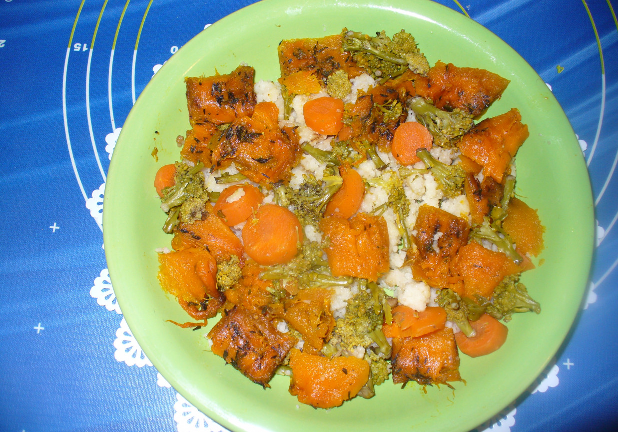 Potrawka  z dynią ,kaszą kuskus , brokułem i marchewką foto