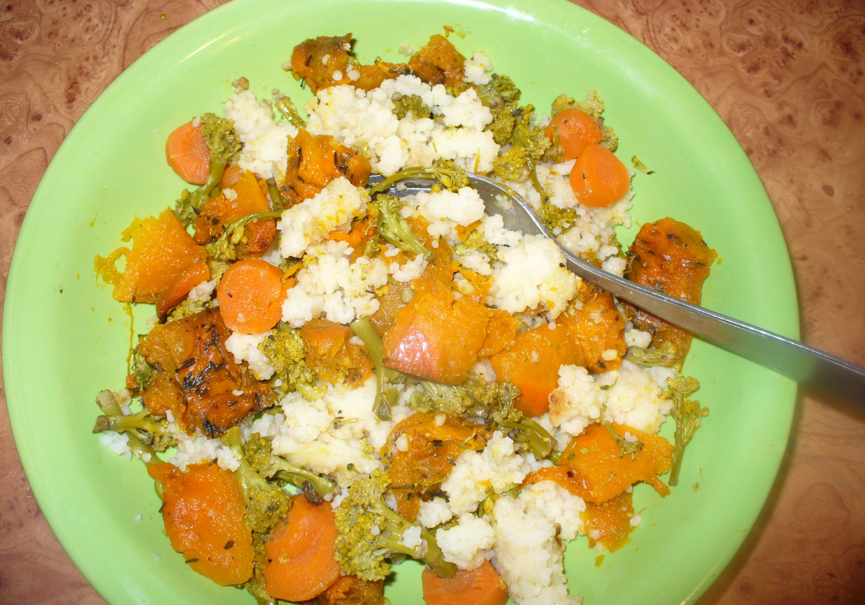 Potrawka  z dynią ,kaszą kuskus , brokułem i marchewką foto