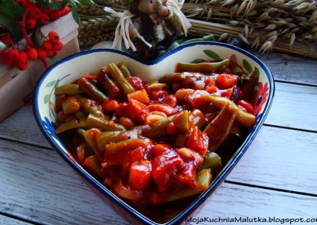 Fotografia przedstawiająca Potrawka z fasoli w sosie pomidorowym