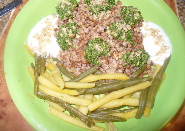 Fotografia przedstawiająca Potrawka z kaszy gryczanej  z pesto i fasolki szparagowej