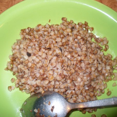Krok 3 - Potrawka z kaszy gryczanej z pesto i fasolki szparagowej foto