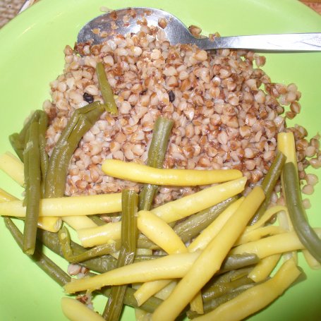 Krok 4 - Potrawka z kaszy gryczanej z pesto i fasolki szparagowej foto