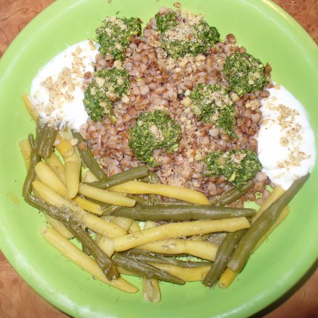 Krok 5 - Potrawka z kaszy gryczanej z pesto i fasolki szparagowej foto