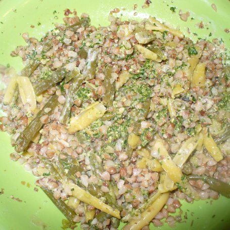 Krok 6 - Potrawka z kaszy gryczanej z pesto i fasolki szparagowej foto